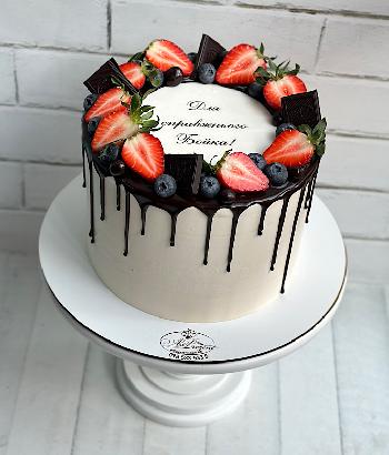 Торт з надписом та ягодами 