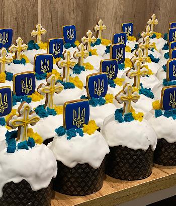 Паски з українською символікою