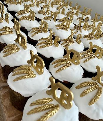 Паски з золотими літерами