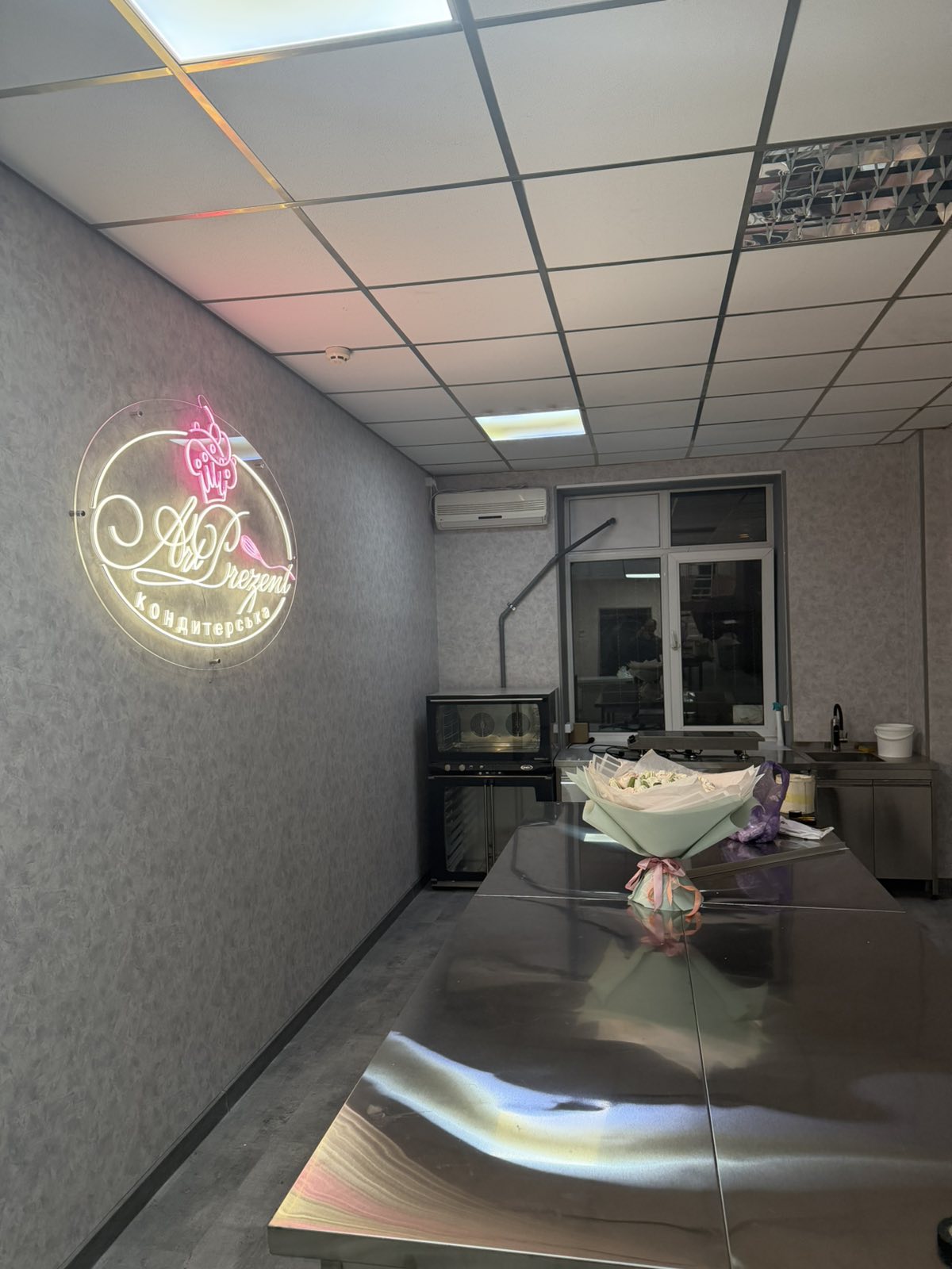 Студія ArtPrezent з підсвіткою логотипу