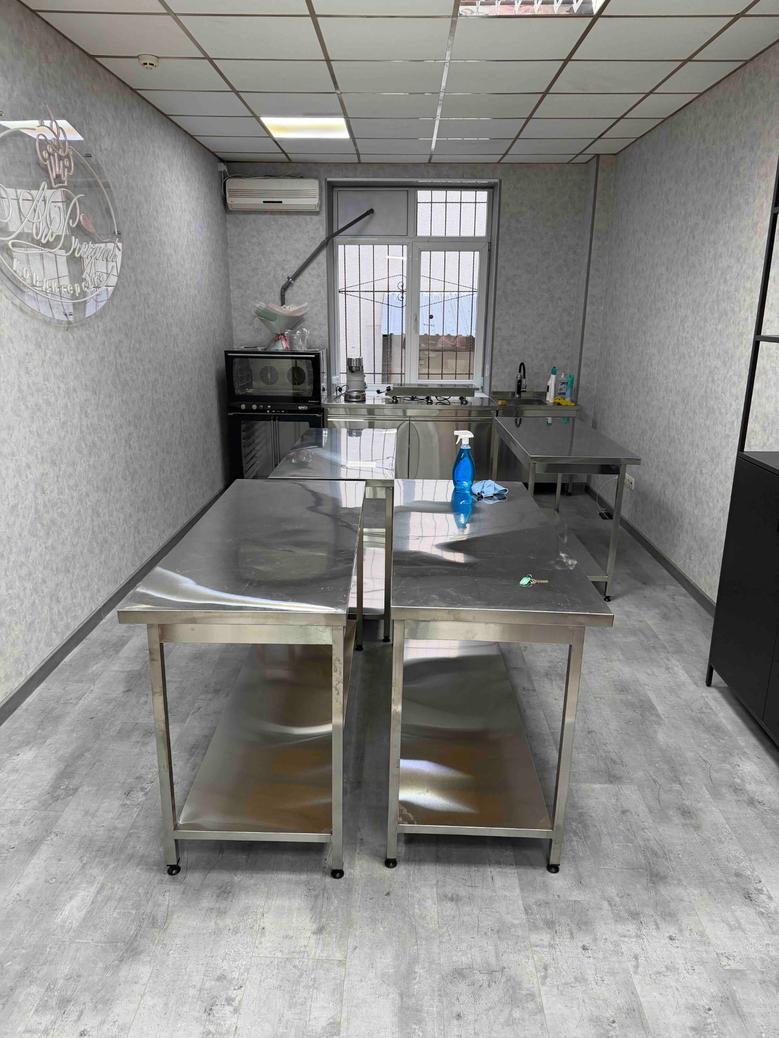 Робочі столи і обладнання студії